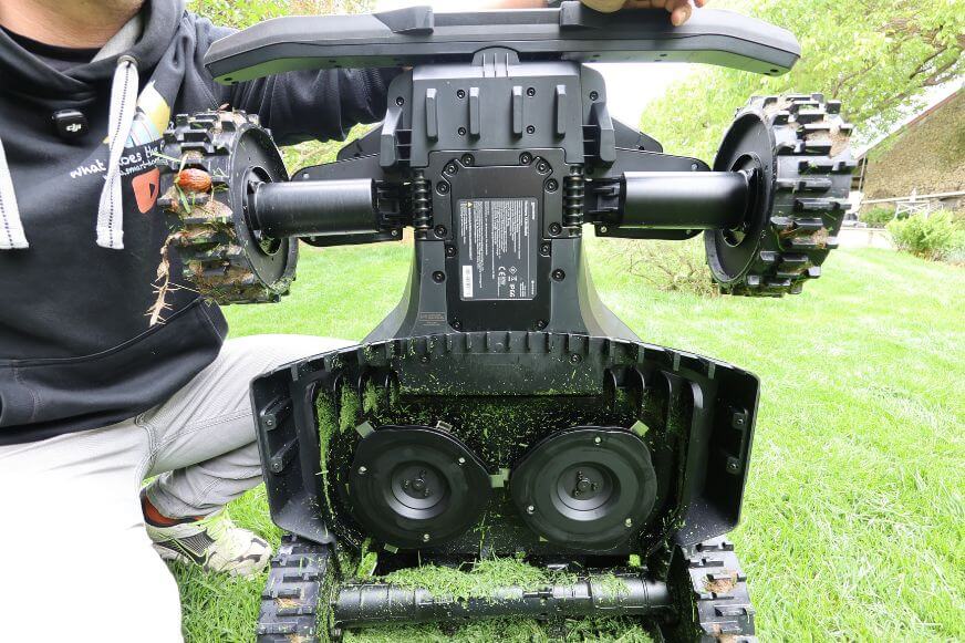 Segway Navimow X420 wird von unten gezeigt und man sieht die 2 Mähscheiben mit jeweils 6 Klingen